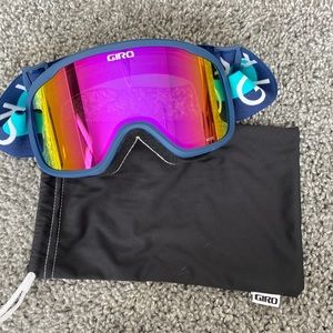 Giro snow goggles. Only worn once ‼️